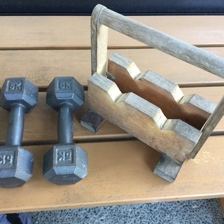 更に値下げ‼️ダンベル5kg2個セット(中古品)ダンベル置き付きで、取っ手も付いていて持ち運びができます。の画像
