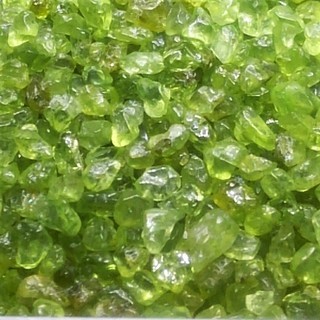 ペリドットのさざれ オリーブグリーン色 100gセツト　の画像