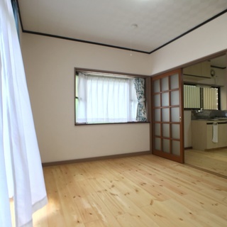 無垢フローリングの癒やし空間！1階出窓付き角部屋、南東向きで日当たり良好の画像