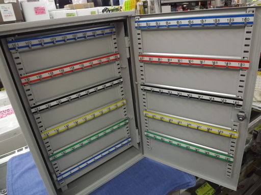 壁掛けタイプ 鍵収納 鍵管理 キーボックス 200本収納可能 幅37.5cm　札幌　西岡発