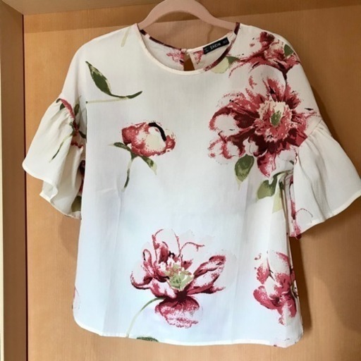 フラワープリント フリルスリーブ❤️カットソー 新品、未使用