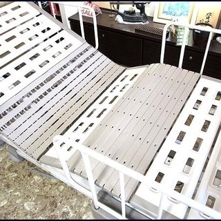 パラマウントベッド 電動ベッド 3モーター サイドバー プレグラーマットレス付き 介護ベッド 動作確認済み【質TS】 の画像