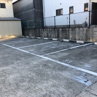 月極駐車場！保証金不要 桃山台付近、ワイド幅 ゆったり停めやすい！