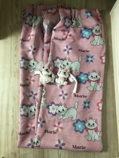 ディズニーマリーちゃん 一級遮光カーテン 二枚組　タッセル付き