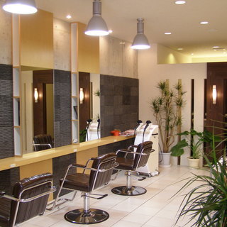 大阪市東成区城東区エリアの美容室★＆*ａｇａｉｎ-ＨＡＩＲ ＤＥＳＩＧＮ-緑橋緑橋駅【徒歩3分以内】大阪市東成区の緑橋駅徒歩3分の美容室&*againは、キッズスペースありファミリーも安心。カットはもちろん、エアウェーブ、柔潤縮毛矯正、カラー剤も豊富でアソートカラー、ﾀﾞﾒｰｼﾞレスエステカラー、髪質改善メニュー、ヒト幹細胞培養液の強髪ヘッドスパ、光脱毛、光フォトフェイシャル、歯のセルフホワイトニング、赤ちゃんの筆、等々色々地域のお客様に喜んで頂けるサロンを目指しています！！ − 大阪府