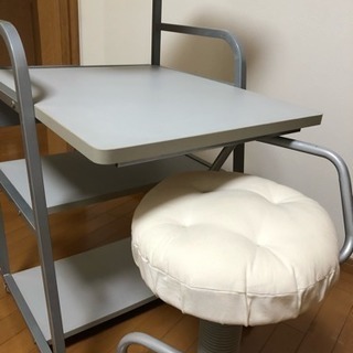お値下げします！パソコンディスク キャスター付き5本脚椅子付きの画像
