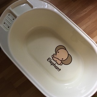 ベビーバスと湯温計の画像