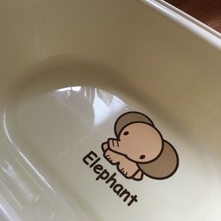 ベビーバスと湯温計の画像