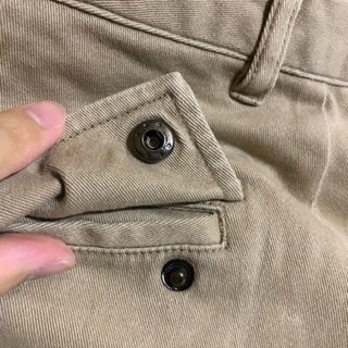 ベージュパンツの画像