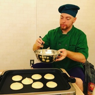 外国人シェフが英語を使って親子クッキングレッスン "ふわふわパンケーキ作り"の画像