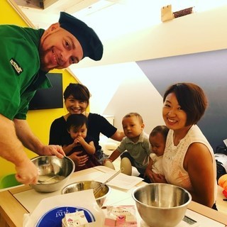 外国人シェフが英語を使って親子クッキングレッスン "ふわふわパンケーキ作り"の画像