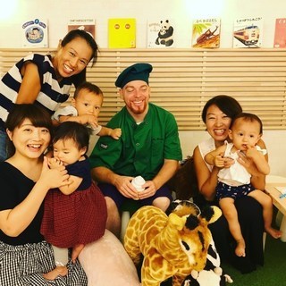 外国人シェフが英語を使って親子クッキングレッスン "ふわふわパンケーキ作り"の画像