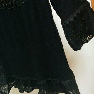 『CECIL　McBEE』　黒のストーン飾りつきレースチュニック　Mの画像