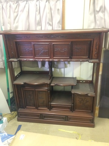 ５万円　昭和レトロ　ヴィンテージ家具　唐木紫檀の飾り棚　縁起物　松竹梅の彫刻入り　上品な茶棚(飾り棚、収納棚)