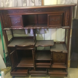 ５万円　昭和レトロ　ヴィンテージ家具　唐木紫檀の飾り棚　縁起物　松竹梅の彫刻入り　上品な茶棚(飾り棚、収納棚)の画像