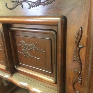 ５万円　昭和レトロ　ヴィンテージ家具　唐木紫檀の飾り棚　縁起物　松竹梅の彫刻入り　上品な茶棚(飾り棚、収納棚)の画像