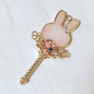 UVレジンやビーズでアクセサリー作りの画像