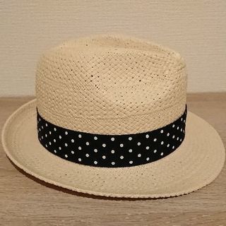 白いハットの画像