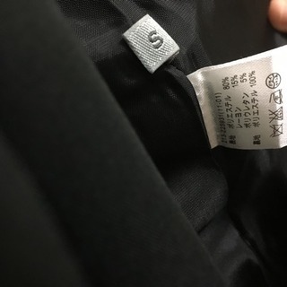 シンプルな黒いスーツの画像