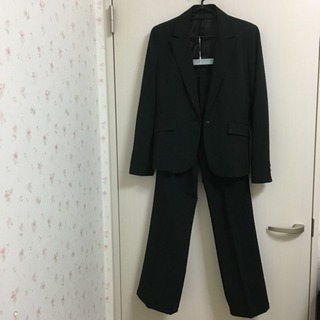シンプルな黒いスーツの画像