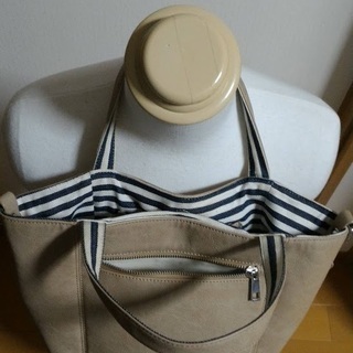 肩かけバッグとポーチのセットの画像