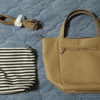 肩かけバッグとポーチのセットの画像