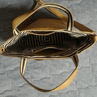 肩かけバッグとポーチのセットの画像