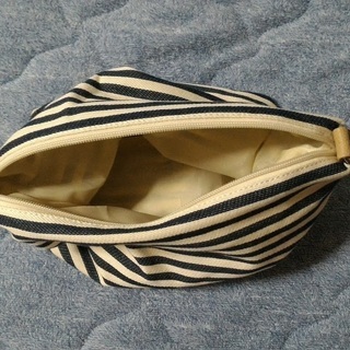 肩かけバッグとポーチのセットの画像