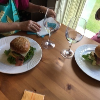 バンズから作るハンバーガーとライムパイの画像