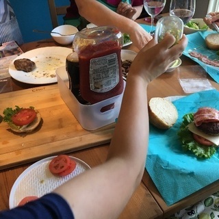 バンズから作るハンバーガーとライムパイの画像