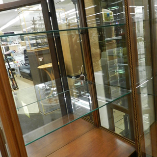 コレクションケース キャビネット 飾り棚 カップボード 花柄模様 カットガラス 鍵付き 札幌市 清田区 平岡 の画像