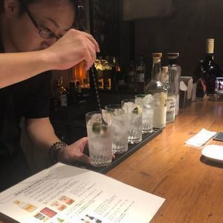 ショットバーのカウンターで！の画像