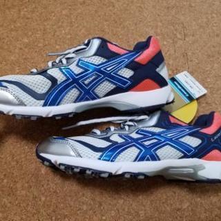 【新品未使用】スポーツシューズ 22.5cmの画像