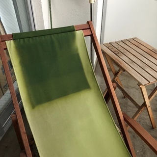 デッキチェア と テーブル セットの画像