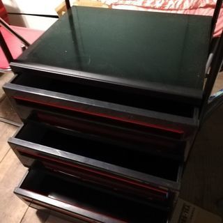 レトロな衣装ハンガー+引き出し収納の画像