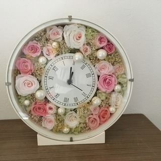 プリザーブドフラワーの時計（置物）の画像