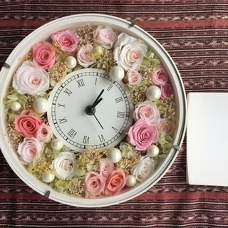 プリザーブドフラワーの時計（置物）の画像