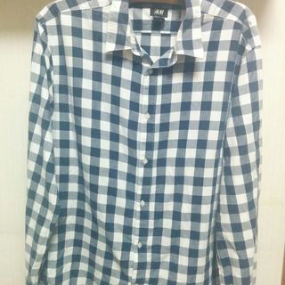 『h&M』紺と白のチェック柄長袖シャツ　の画像
