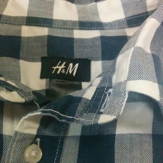 『h&M』紺と白のチェック柄長袖シャツ　