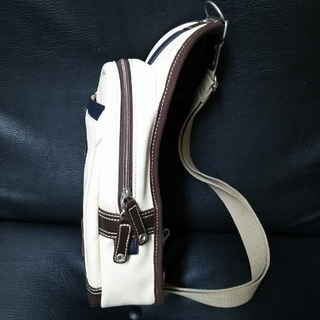 ボディバッグ　FICCE,BRAVE　 美品の画像