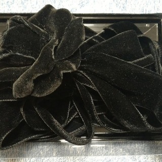 黒い花のコサージュの画像