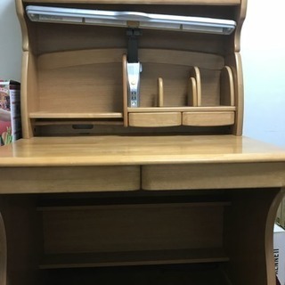 勉強机、移動可能な引き出し付き。の画像