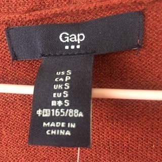 新品未使用 GAPえんじ色カーディガンの画像