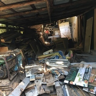 倉庫内のゴミ片付け