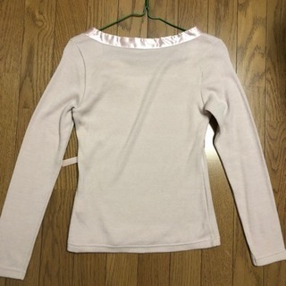 美品  リボン付き薄手ニットの画像
