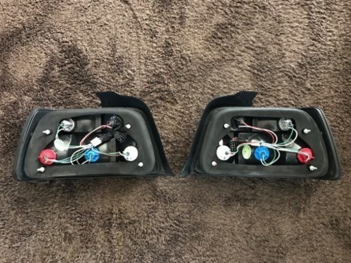  E36セダン車用リヤコンビネーションランプ（赤白）
