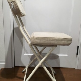 折りたたみイスの画像