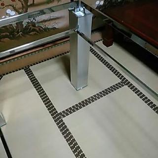 ガラス2段テーブルの画像