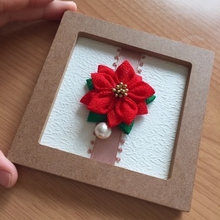 つまみ細工で彩るクリスマス／ポインセチアのブローチの画像