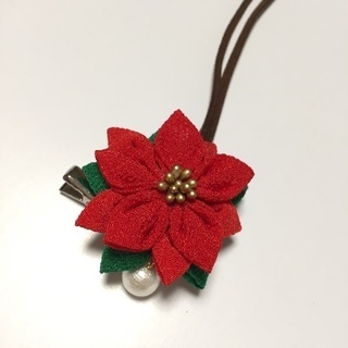 つまみ細工で彩るクリスマス／ポインセチアのブローチの画像